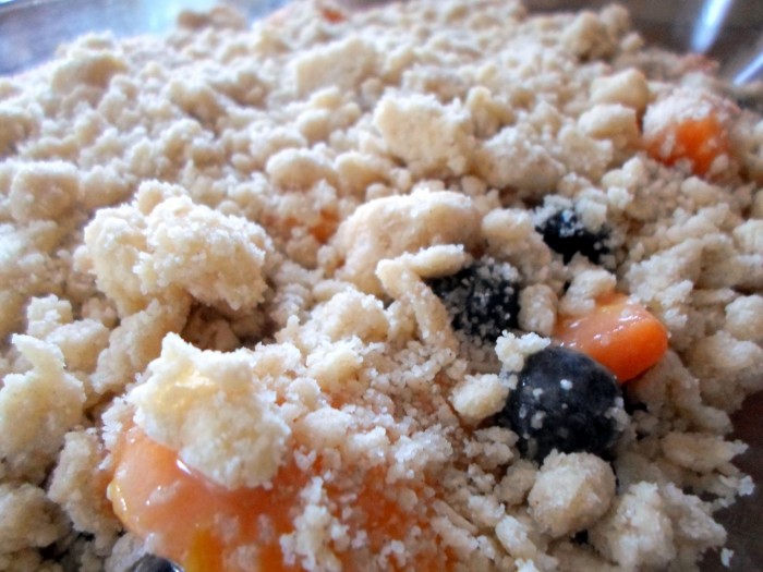 iguaria-crocante-pessegos-mirtilos-deitar-crumble