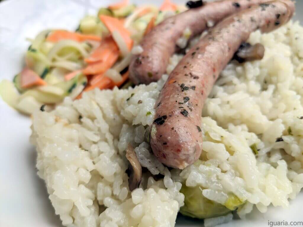 Arroz De Salsicha Fresca Com Salada De Pepino • Iguaria Receita E Culinária 3747